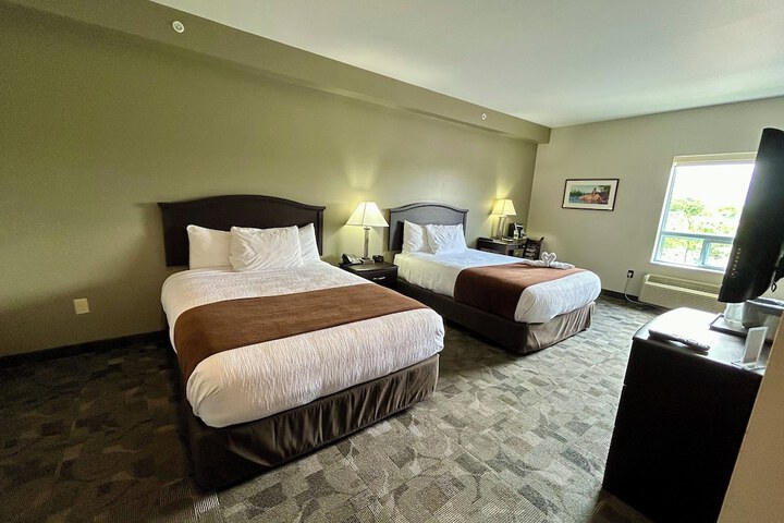 2 Queen Beds (14 of 16)