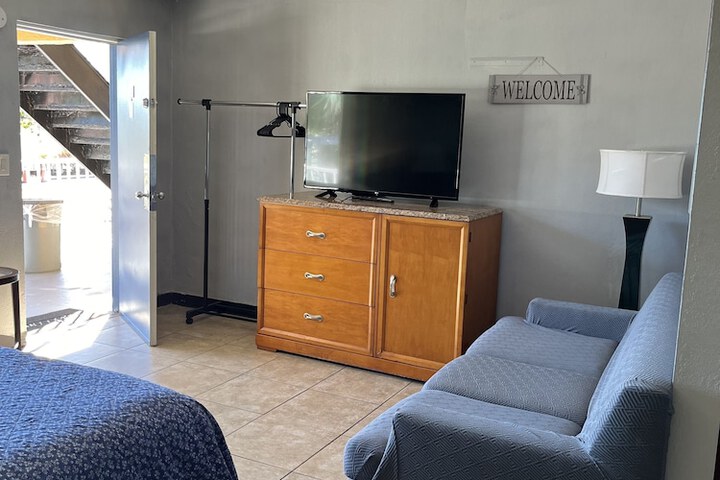 Room 8 of 34