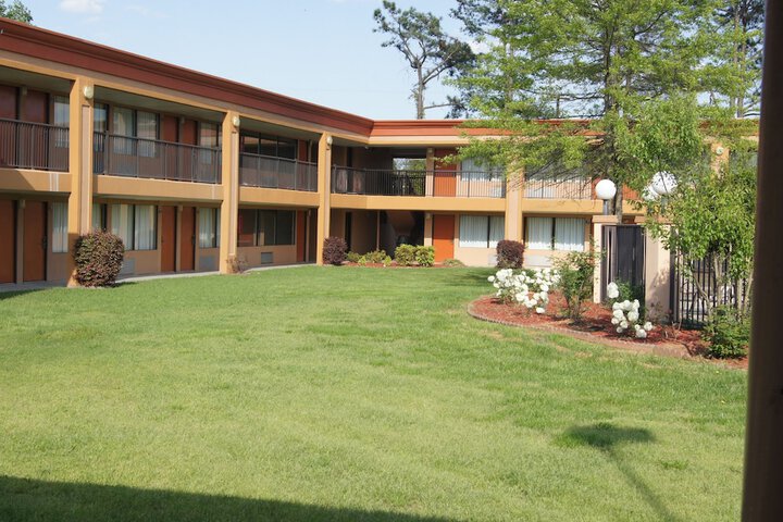 Hotel Exterior 76 of 101