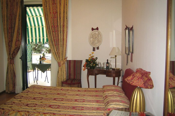 Room 2 of 65