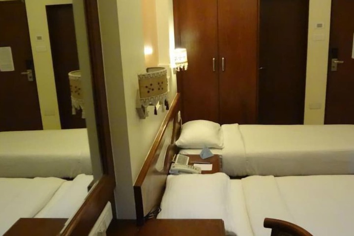 Room 7 of 32