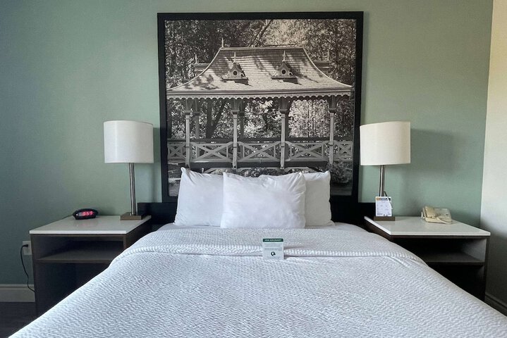 2 Queen Beds (7 of 16)