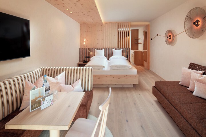 Room 43 of 204