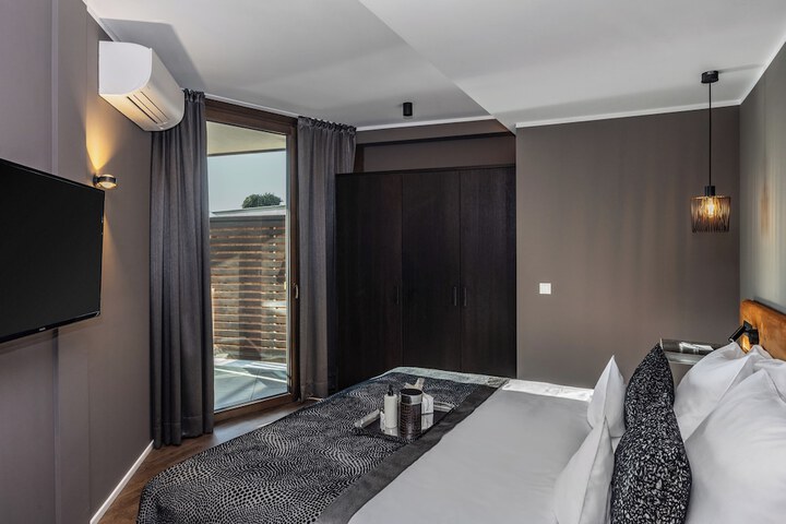 Room 4 of 83
