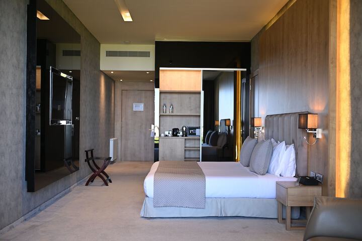 Room 12 of 76