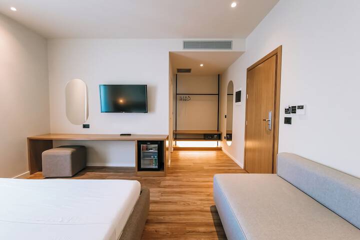 Room 8 of 126