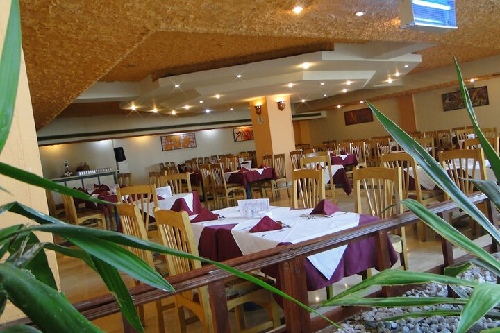 Dining 33 of 50