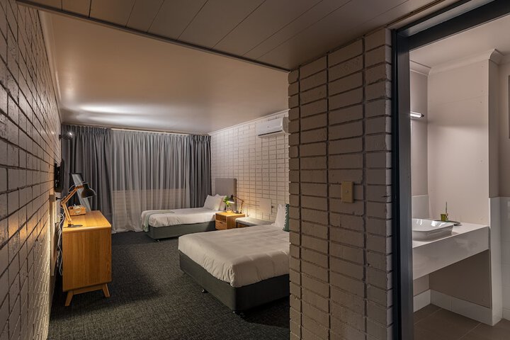 Room 9 of 16