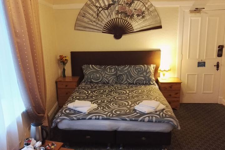 Room 6 of 33