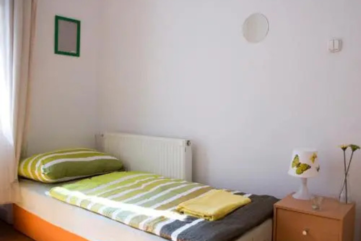 Room 2 of 10