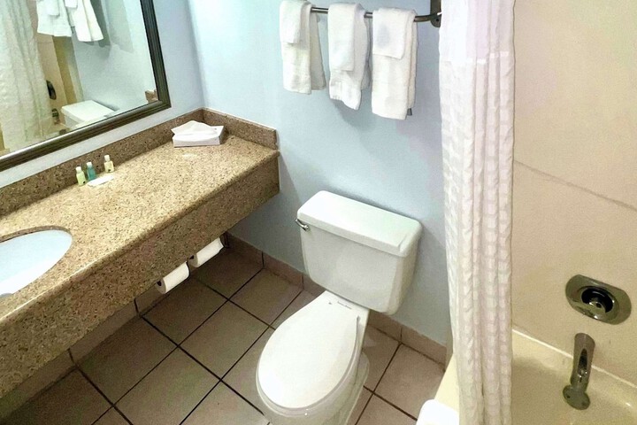 1 King Bed Efficiency (3 of 14)