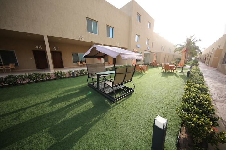 Hotel Exterior 32 of 34