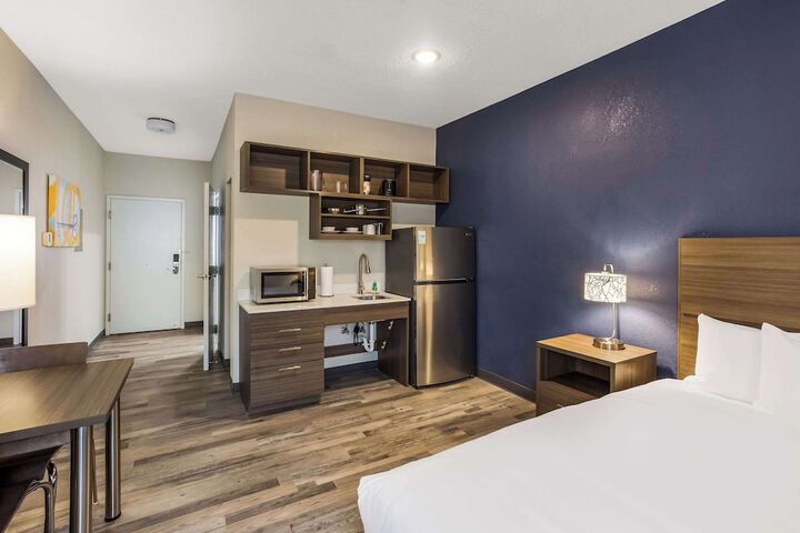 1 Queen Bed Efficiency Suite (1 of 19)