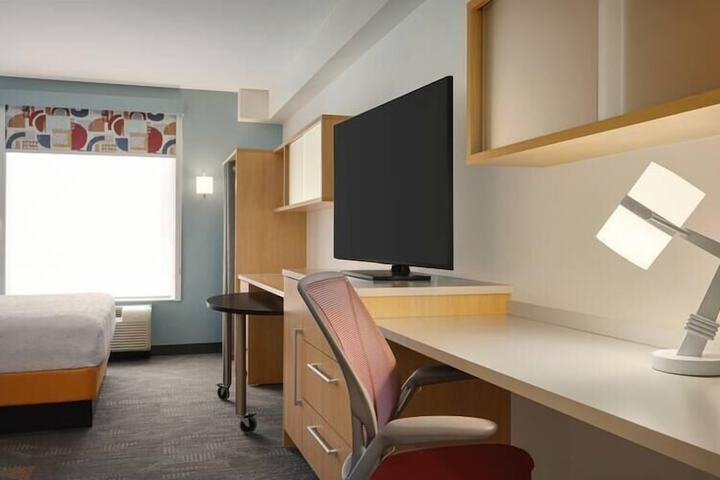 Room 6 of 13