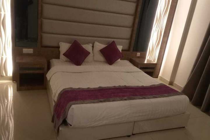 Room 9 of 16