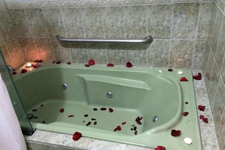 Hot Tub 9 of 13