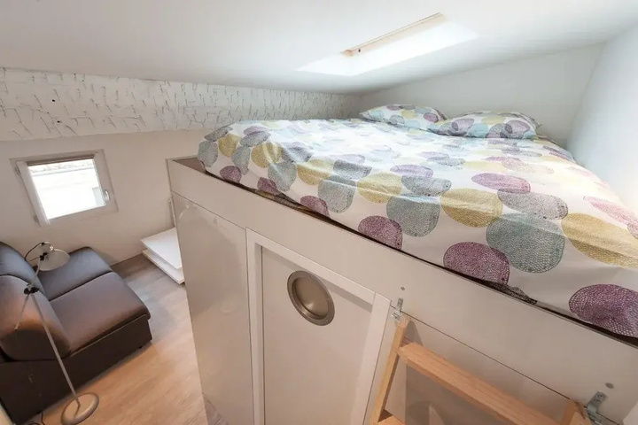 Room 4 of 8