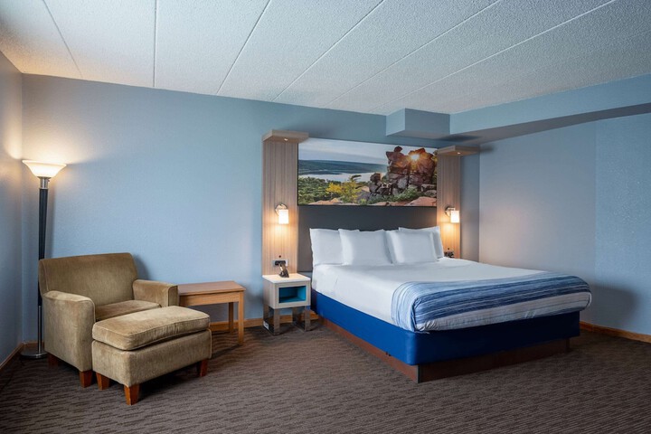 1 King Bed (7 of 17)