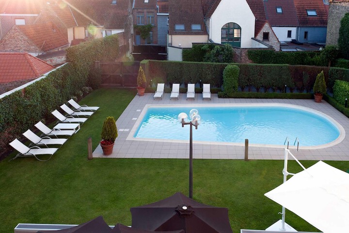 Hotel Pool