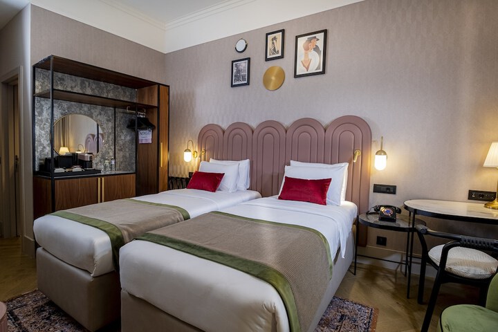 Room 44 of 147