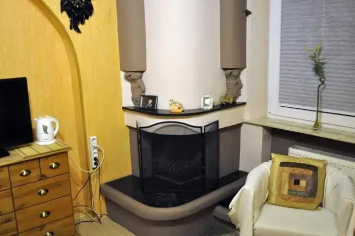 Room 4 of 8