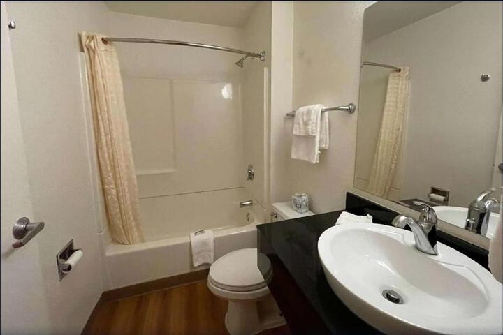 1 Queen Bed (1 of 12)