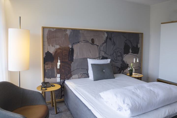 Room 11 of 102