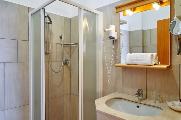 Room 2 of 49