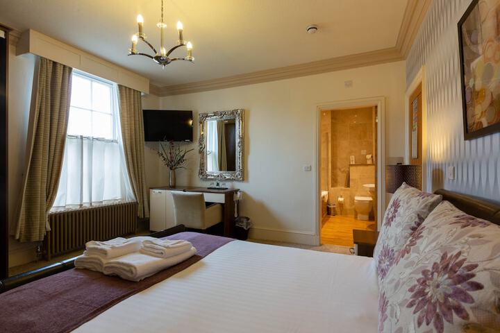 Room 5 of 28