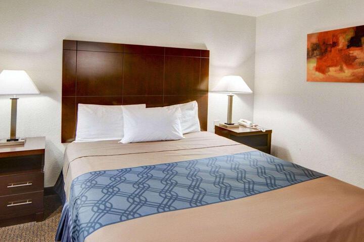1 Queen Bed (10 of 13)