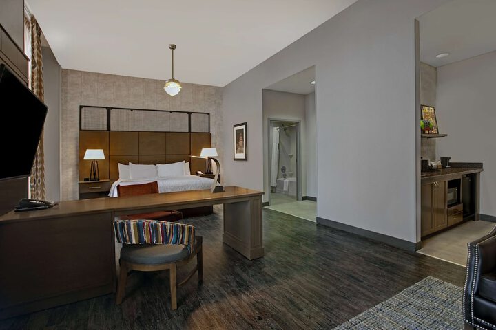 Room 32 of 60