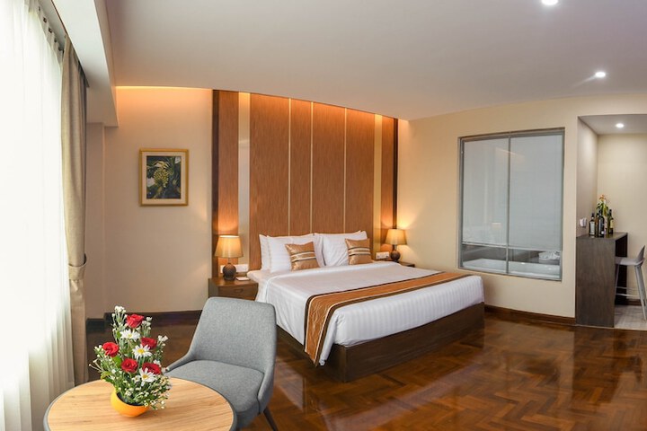 Room 8 of 33