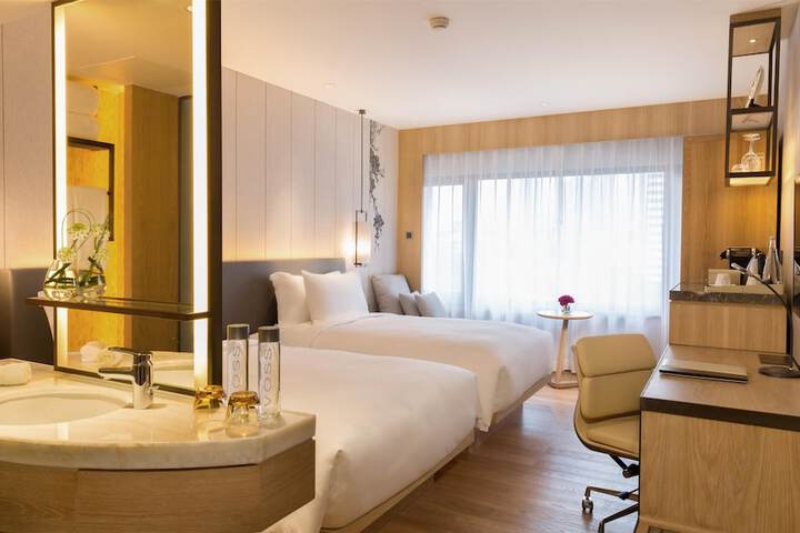 Room 21 of 180