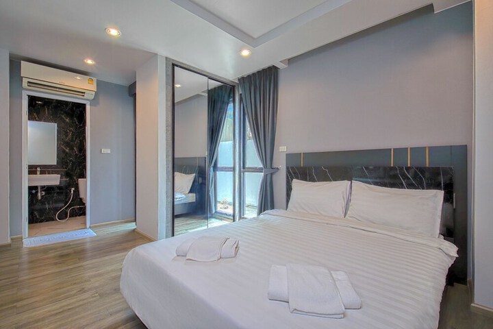 Room 5 of 18