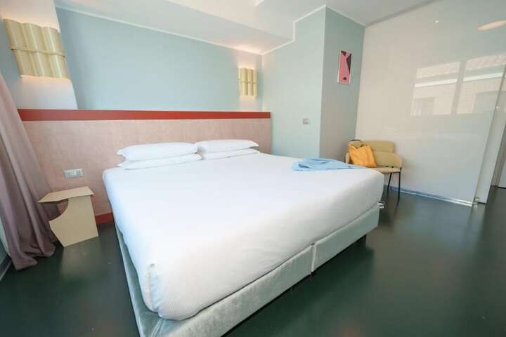 Room 7 of 83