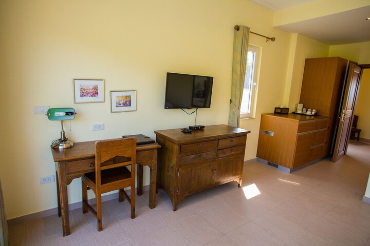 Room 10 of 38