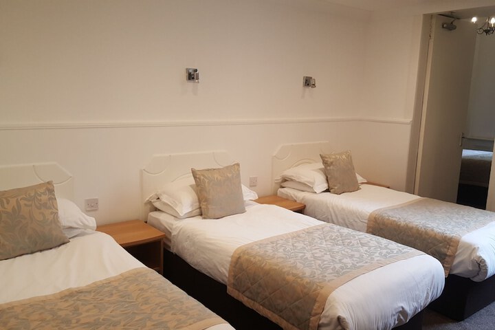 Room 28 of 79