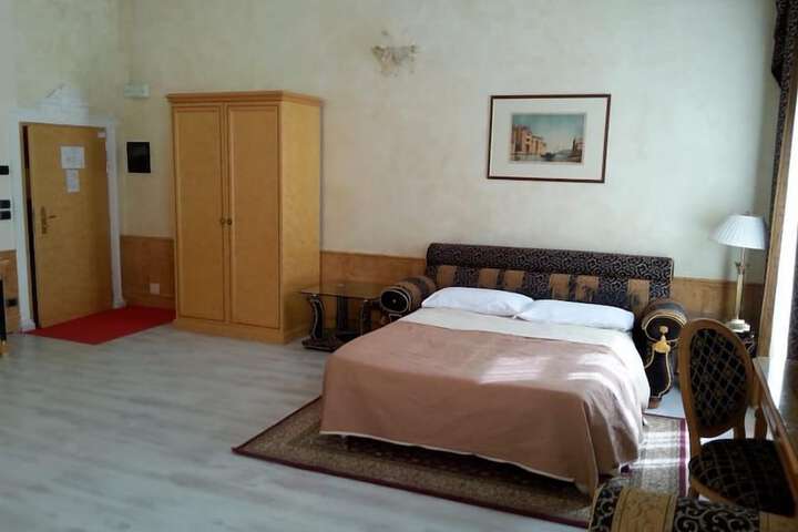 Room 12 of 16