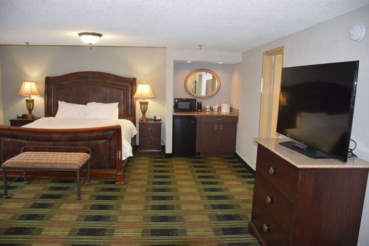 1 King Bed Deluxe Room (6 of 18)