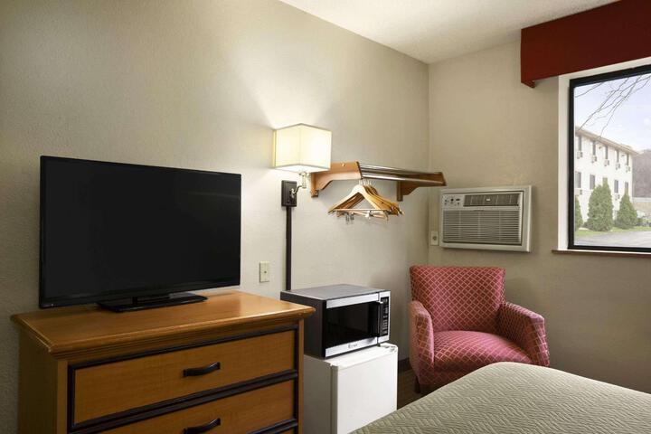 1 Queen Bed (3 of 22)