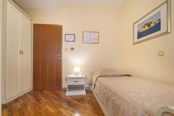 Room 27 of 49