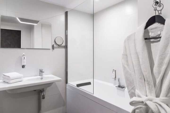 Room 10 of 27