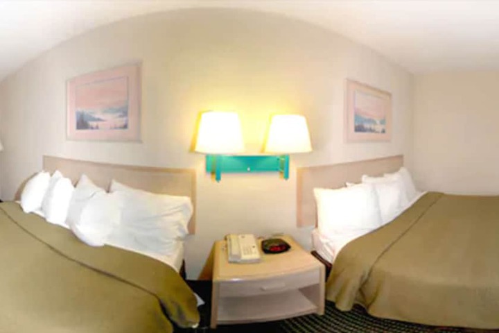 2 Queen Beds (2 of 7)