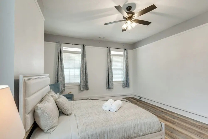 Room 4 of 16