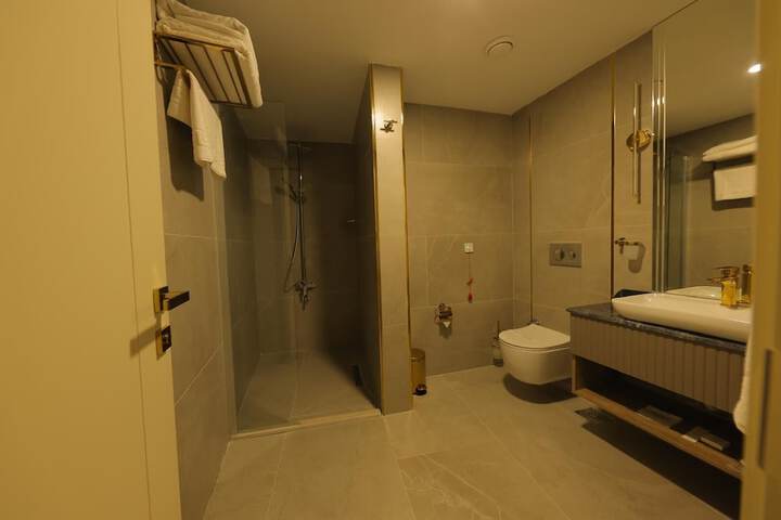 Room 35 of 76