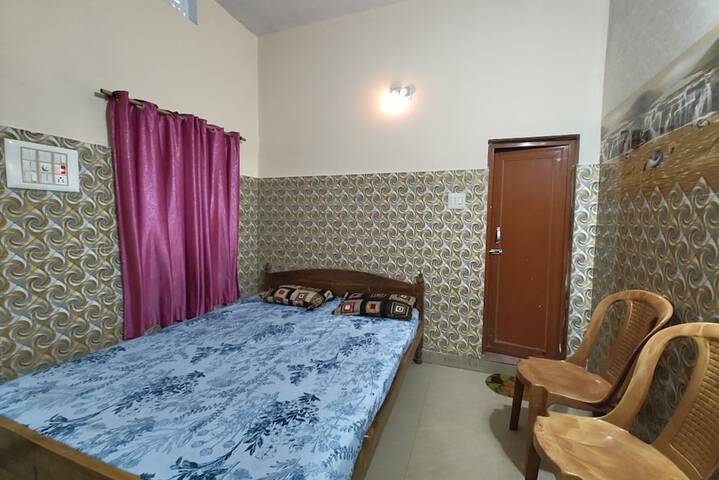 Room 5 of 12