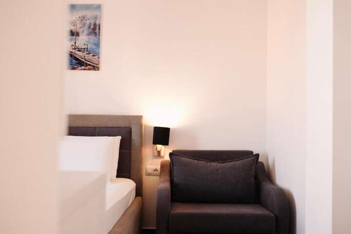 Room 13 of 33