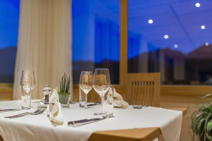 Dining 40 of 65