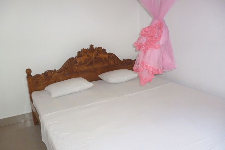 Room 5 of 8
