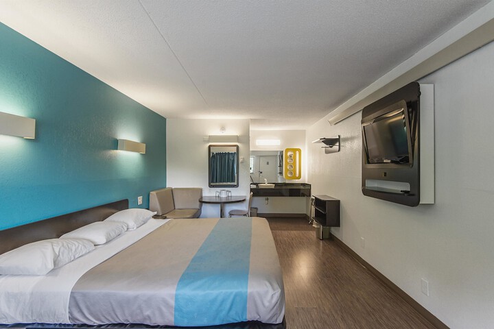 1 King Bed (3 of 9)